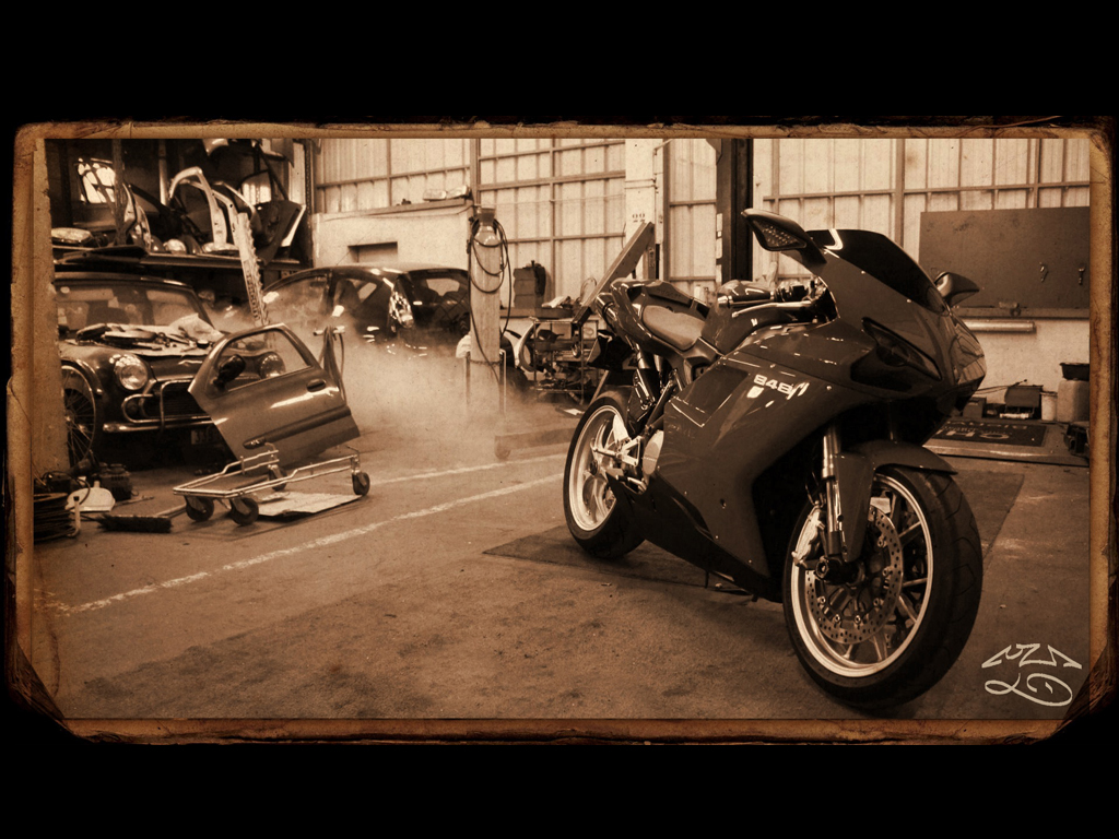 Wallpaper HD ducati garage 1024x768